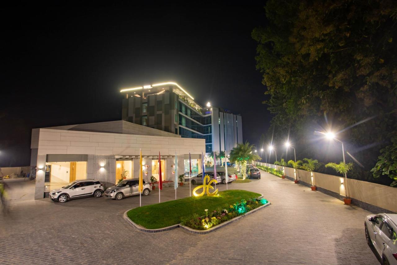 Hotel Siraichuli Chitwan Exterior photo